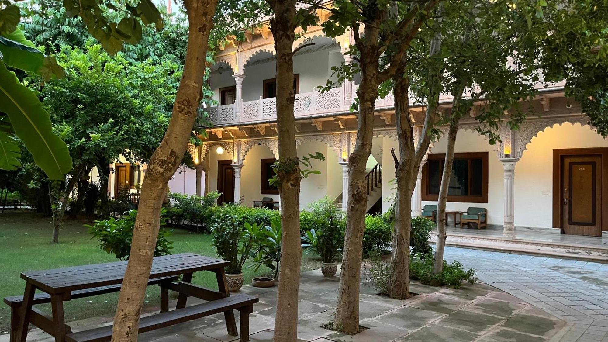 Hotel Sunbird Bharatpur Esterno foto