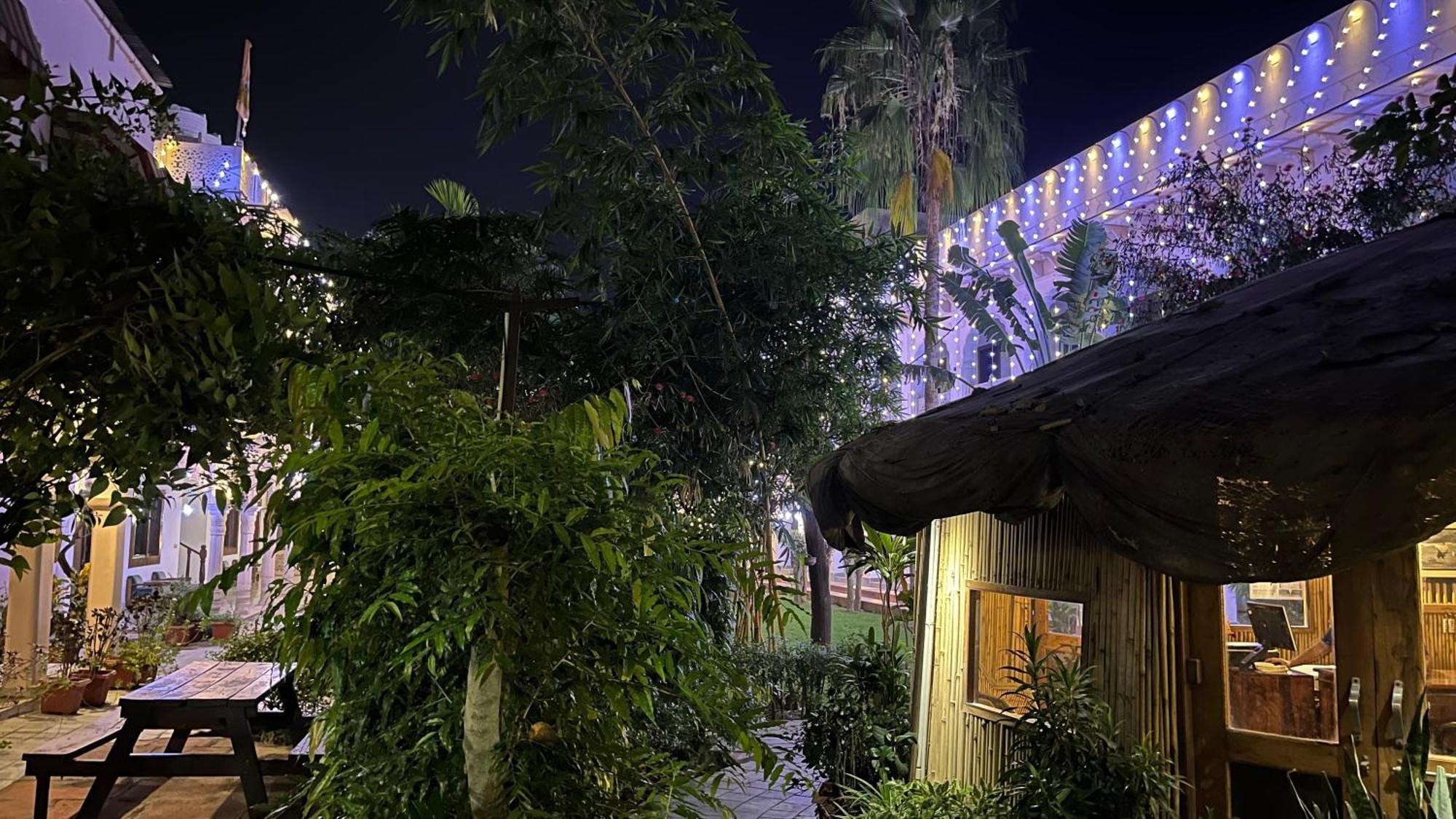 Hotel Sunbird Bharatpur Esterno foto