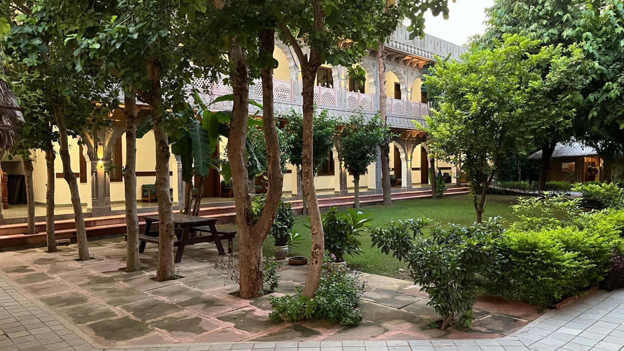 Hotel Sunbird Bharatpur Esterno foto