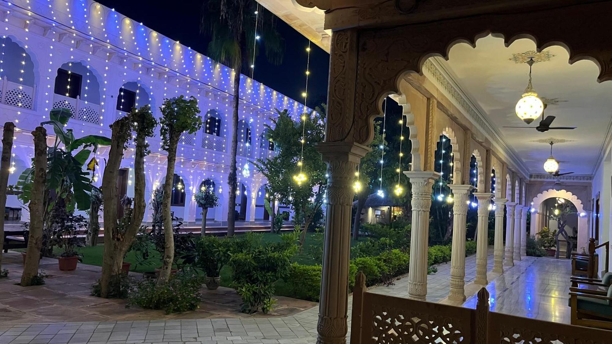 Hotel Sunbird Bharatpur Esterno foto