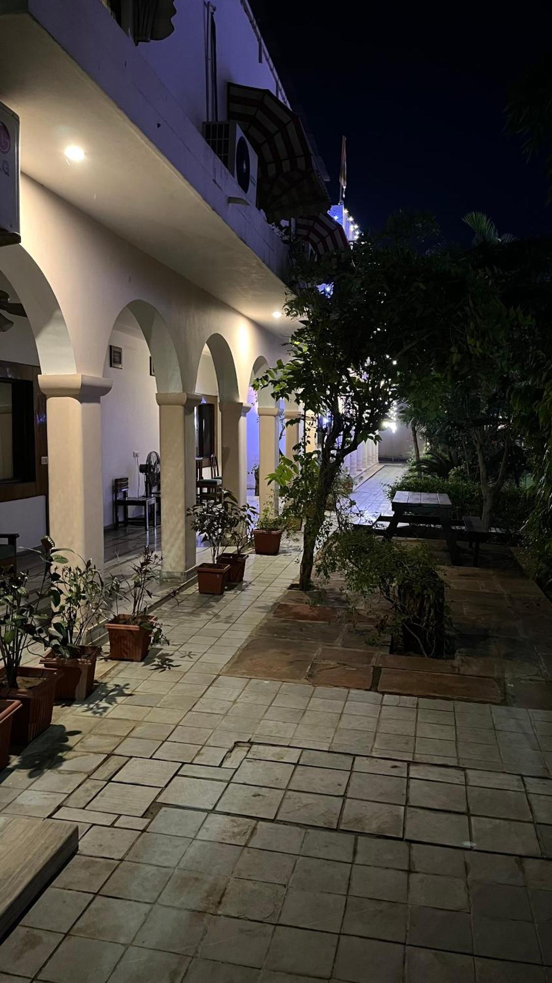 Hotel Sunbird Bharatpur Esterno foto